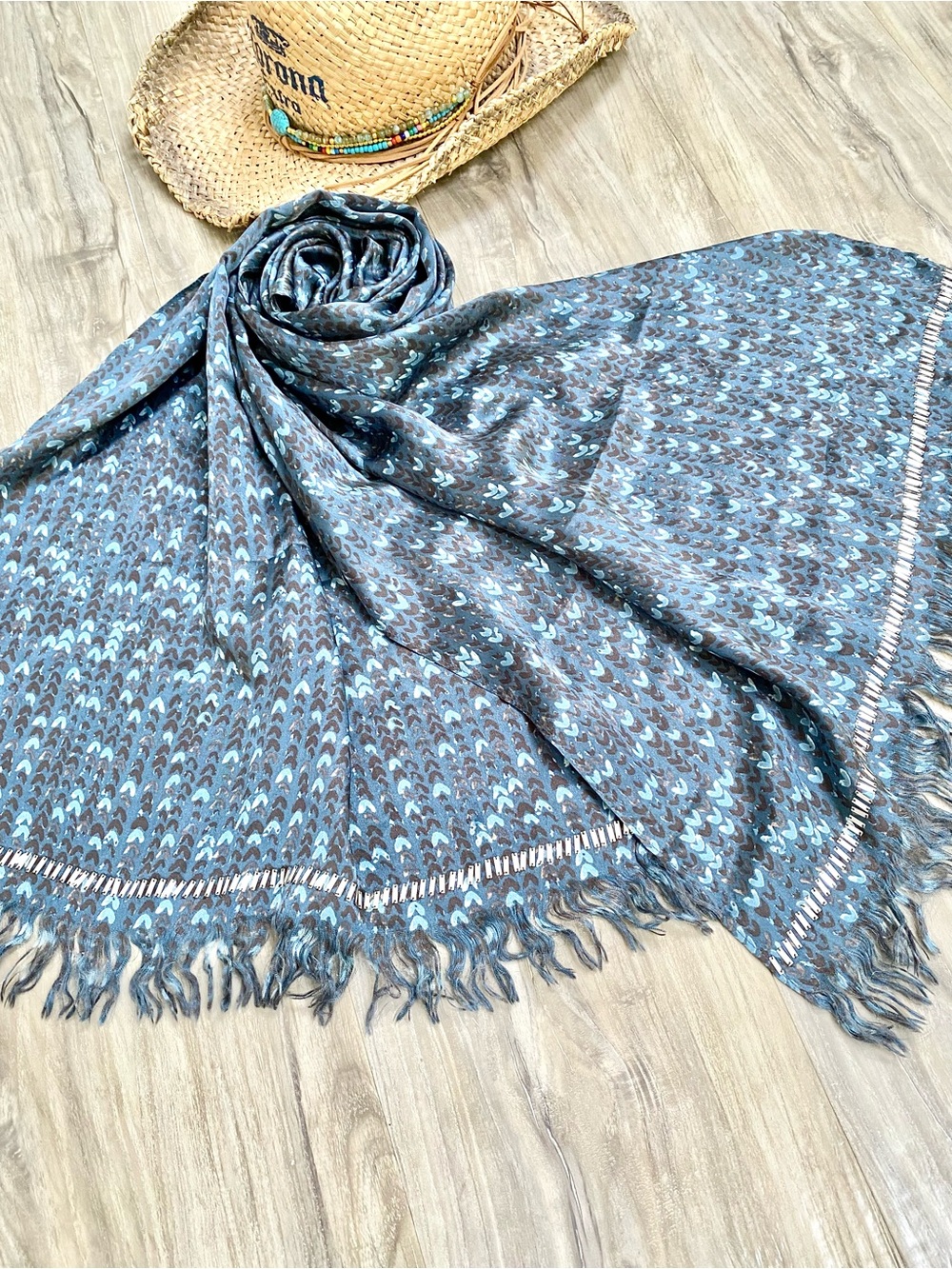 Dreamy silk scarf w metal detailing - Picture 9 of 10